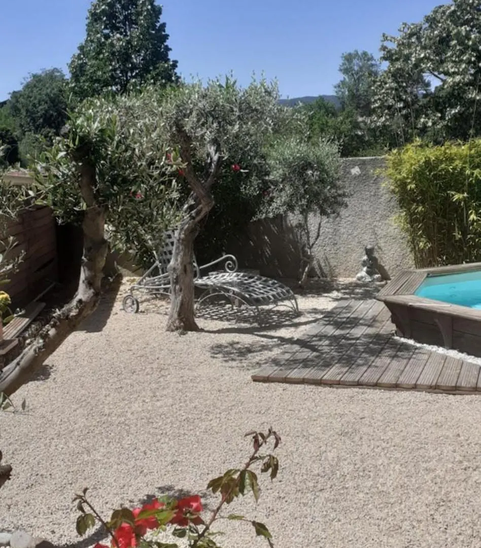 Guest house Location Saisonniere Avec Piscine Et Terrasse Au Pied Du Luberon Hotel Lauris