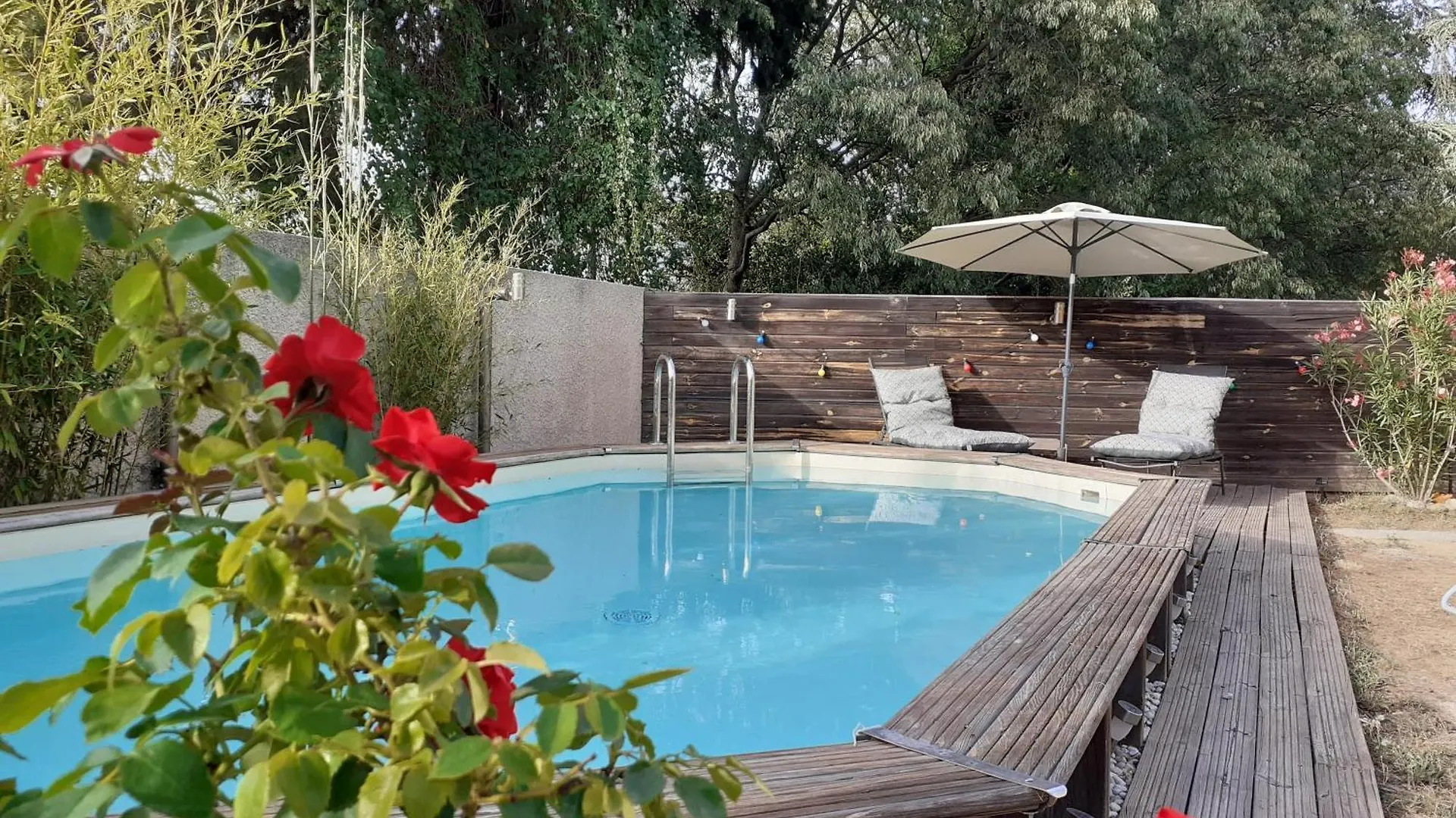 Location Saisonniere Avec Piscine Et Terrasse Au Pied Du Luberon Hotel Lauris